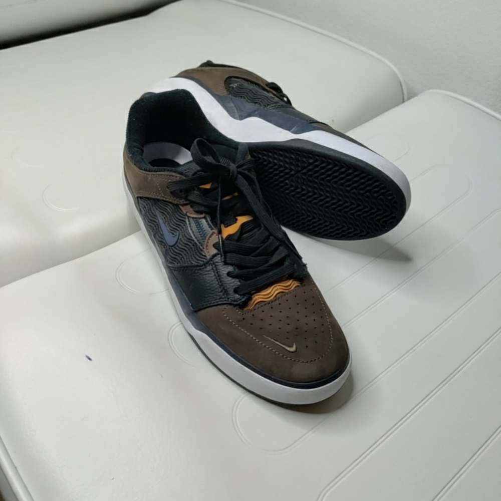 Nikes brown shoes men's sz 9